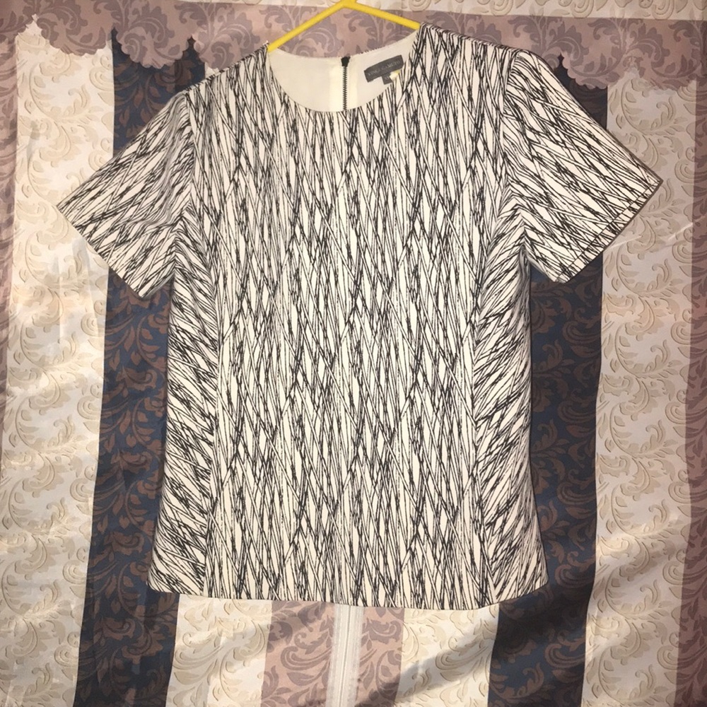 Vince Camuto short sleeve top. Size XS